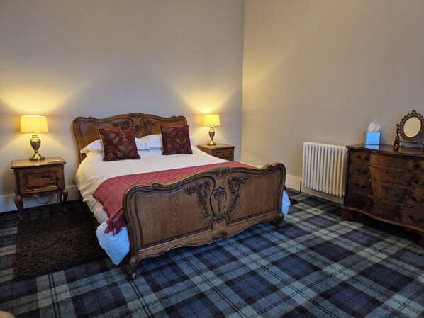 Spacious bedroom with kingsize bed.
