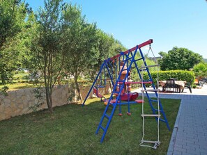 Spielplatz, Spielmittel, Öffentlicher Raum, Schwingen, Menschliche Siedlung, Stadt, Spielplatz Rutsche, Erholung, Baum, Freizeit