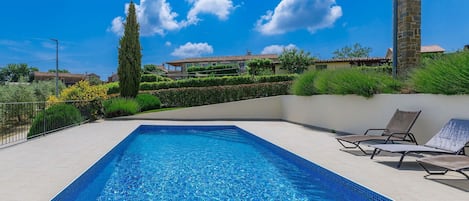 Cloud, Sky, Water, Plant, Daytime, Property, Swimming Pool, Blue, Light, Azure