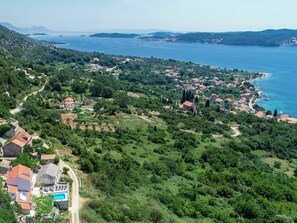 Wasser, Himmel, Grün, Azurblau, Natürliche Landschaft, Hochland, Gebäude, Vegetation, Baum, Biome