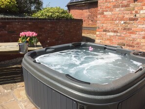 Hot tub available to hire 