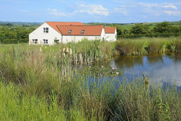 Katie's Corner spacious family cottages sleeps 6 in 3 bedrooms & 3 pets welcome