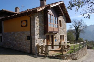 "Casa de Aldea Peñanes 1", 15 minutes from Oviedo.