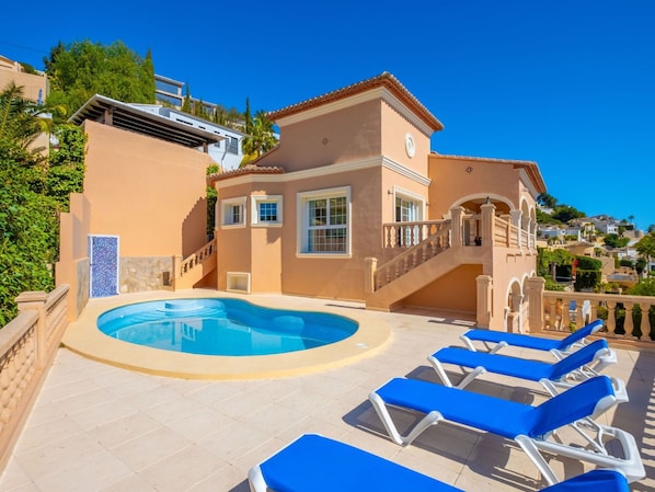 Bâtiment, Propriété, Ciel, Bleu, Bleu Azur, Ombre, Piscine, Arbre, Mobilier De Jardin, Loisir