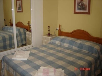Fuengirola- air conditioned & wifi beach and town centre apartment 