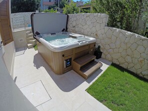 Eigentum, Gras, Jacuzzi, Haus, Die Architektur, Hinterhof, Pflanzengemeinschaft, Fussboden, Landscaping, Pflanze
