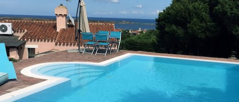 piscina a sfioro vista mare