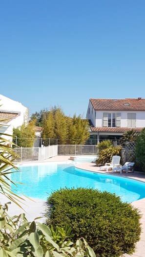 Notre fenêtre principale avec vue sur piscine.