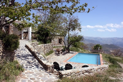 Refugio de montaña con piscina privada, vistas a la costa, a 10 minutos a pie de Canar