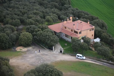 Casa rural en Cogollos para 16 personas, chimenea, BBQ, futbolín, 15km de Burgos