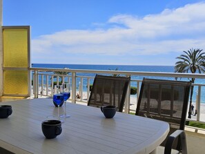 Nuage, L'Eau, Ciel, Table, Plante, Meubles, Vaisselle, Bleu Azur, Chaise, Bois