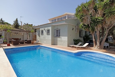 Große Familienvilla an atemberaubender Mittelmeerküste mit privatem Pool