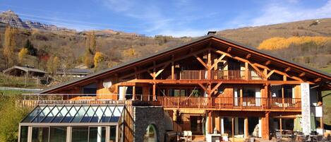 le chalet M en automne, la piscine , le jacusi , la terrasse avec barbecul