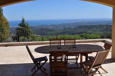 En las alturas de Vence, vista panorámica al mar, piscina climatizada, confort, calma.