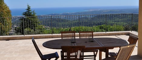 Immense terrasse avec une époustouflante vue mer . Terrace with great sea view