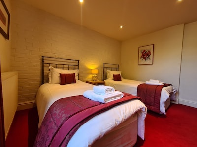  Brew House - 3 En-suite Beds, Patio Garden, 3 Car Parking, Level walk to town 