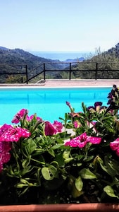Hermosa casa de campo en olivares con piscina y vistas impresionantes.