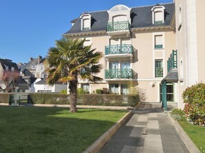 Plante, Bâtiment, Ciel, Fenêtre, Design Urbain, Arbre, Condominium, Arecales, Façade, Zone Résidentielle