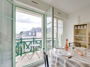 Bâtiment, Fenêtre, Étagère, Table, Porte, Sol, Ombre, Maison, Salon, Ciel