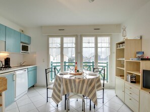 Propriété, Cabinetry, Comptoir, Meubles, Table, Fenêtre, Chaise, Design Intérieur, Bois, Cuisine