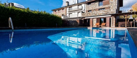 Piscina, Agua, Azul, Cielo, Propiedad, Edificio, Arquitectura, Casa, Ocio, Bienes Raíces