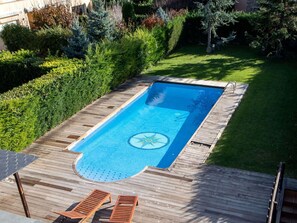 Swimming Pool, Property, Grass, Backyard, Leisure, Yard, Sunlounger, House, Outdoor Furniture, Lawn