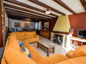 Möbel, Couch, Gebäude, Interior Design, Wohnzimmer, Holz, Studio Couch, Lampe, Bilderrahmen, Fussboden