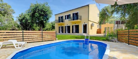 Swimming pool & garden