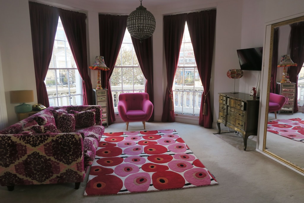 Boutique Large Studio Flat With Balcony in Central London,Pimlico, Victoria. Near the Kings Road.