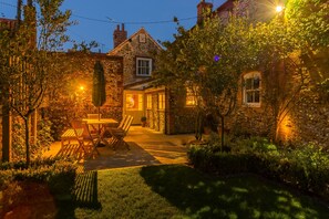 Sea Holly House, Blakeney: Garden at night