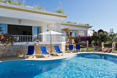 Luxus-Villa mit eigenem Pool, schöne Aussicht auf das Meer nur wenige Gehminuten vom Strand entfernt
