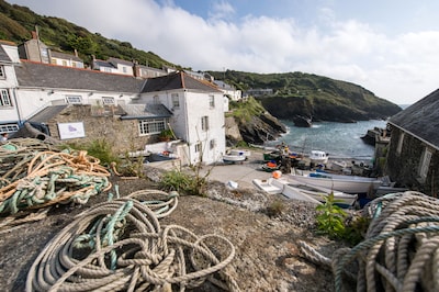 Cliff Garden Holiday Cottage in Portloe With Stunning Garden And Sea Views