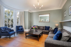 Spacious groundfloor sitting room 