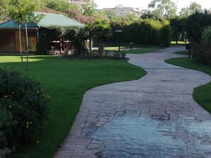 Rasen, Walkway, Gras, Garten, Strassenbelag, Öffentlicher Raum, Landscaping, Landschaft, Pfad, Hinterhof