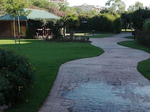 Rasen, Walkway, Gras, Garten, Strassenbelag, Öffentlicher Raum, Landscaping, Landschaft, Pfad, Hinterhof