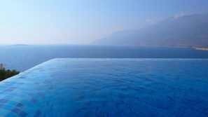 Infinity-Pool