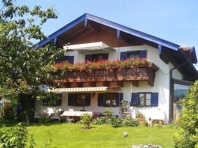 Cosily equipped holiday apartment, south-facing balcony & great mountain view
