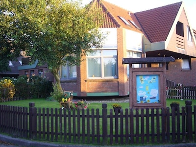 FEWO1 für Familien, auch mit Hund, Blick auf den Deich und kurzem Weg zum Strand