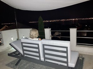 Lounge auf der Dachterasse mit Blick auf Zadar
