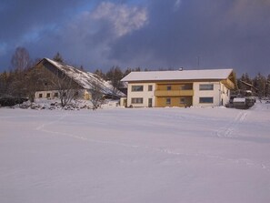 Winterblick von der Wiese aus auf die Anlage