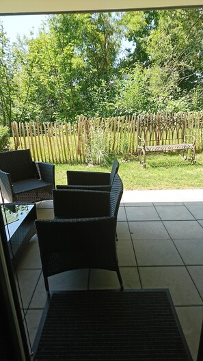 Terrasse mit kleinem Gartenbereich