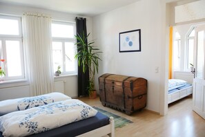 Schlafzimmer 1 mit einem Doppelbett  und Zugang zum Schlafzimmer 2