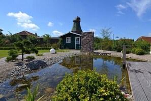 Blick über den Teich auf die Neßmersieler Mühle!