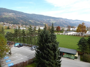 Blick vom Balkon zum Parkplatz und dem Ossiachberg