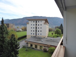 Balkon mit Blick auf die Ossiacher Tauern und den See