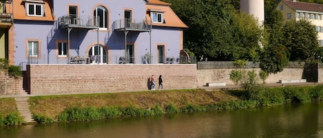 Hausansicht vom anderen Tauberufer