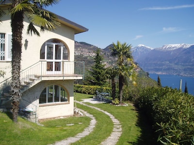 Casa de vacaciones 2-10 P., calma, gr. Jardín, piscina, magnífica vista del lago / Monte Baldo 