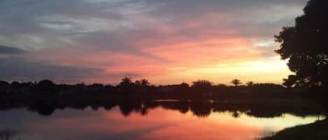 Sonnenuntergang 
über den See vom Pool aus