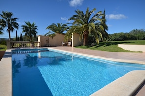 Pool (10m x 4m) mit ausreichend Liegeflächen und separater Sitzecke