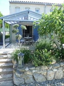  Schönes mediterranes Ferienhaus mit großem Garten, 8 km bis zum Meer.   